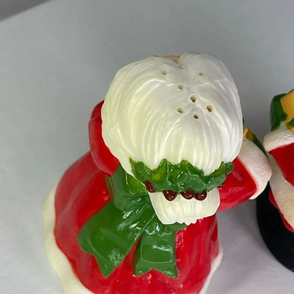 Vintage Hallmark Santa & Mrs. Clause salt n pepper shakers.